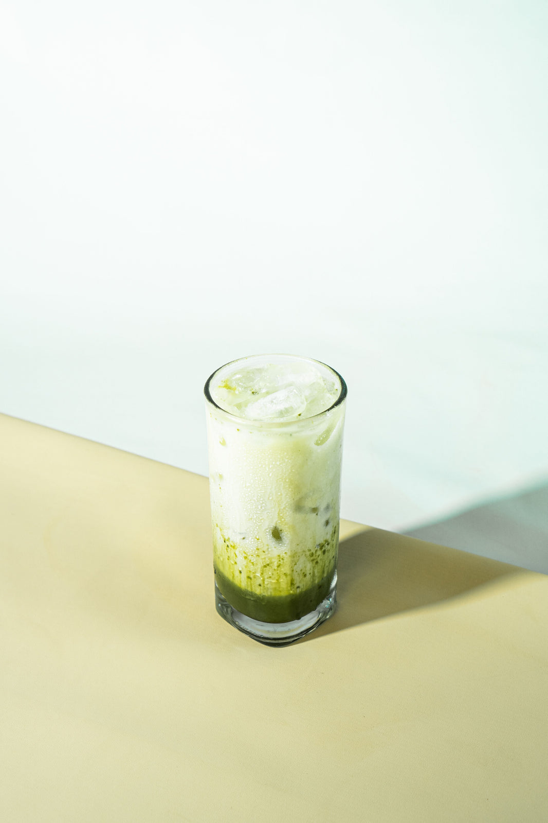 Matcha latte en casa: qué es, cuánta cafeína tiene y cómo prepararlo